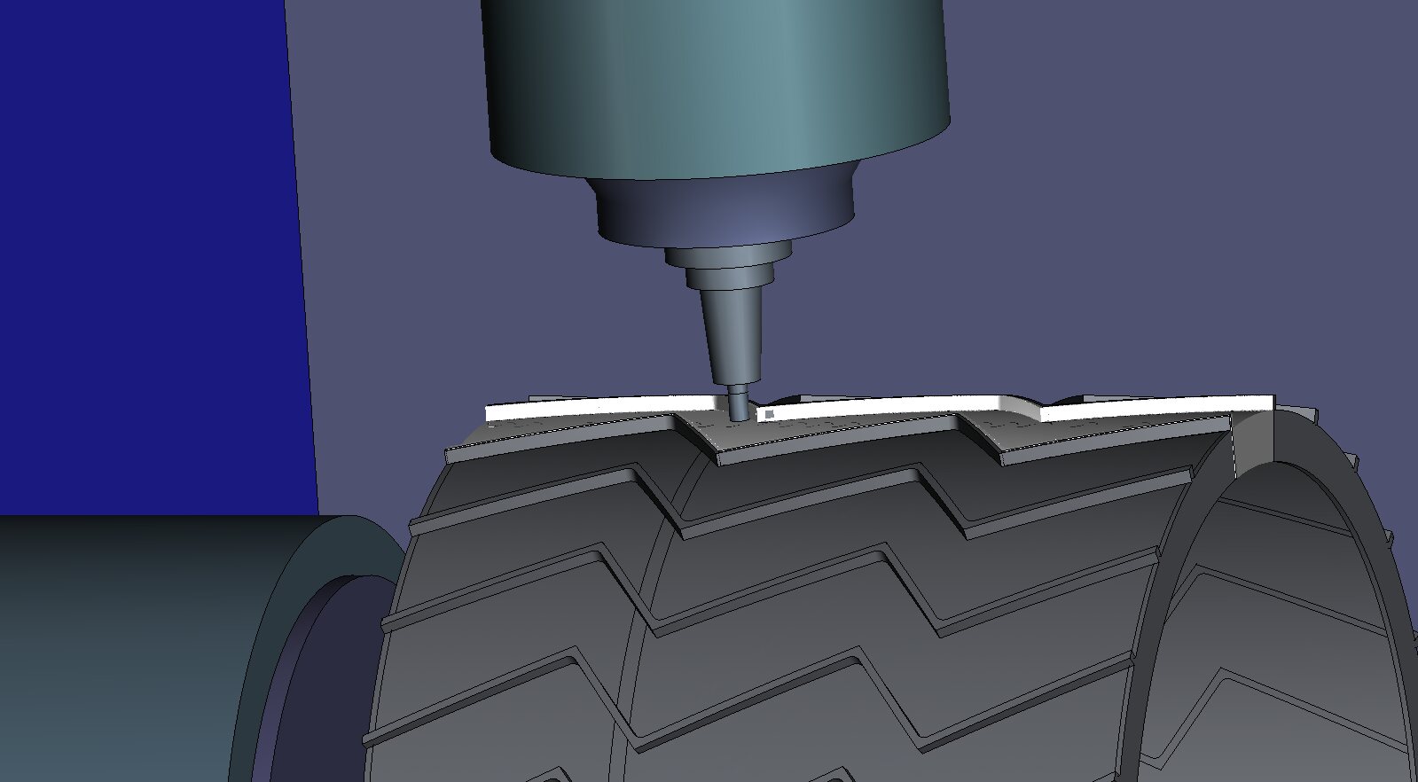 HiNC simulation: the whole rebuilt wheel between the rotary table and the tailstock of a generic four-axis machine, a Ø10 end mill in a shrink-fit chuck down in the freshly cut chevron groove